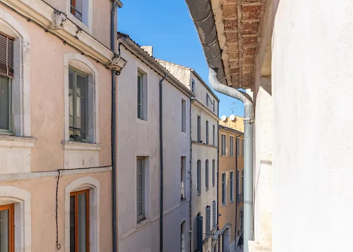 Au Coeur De L\'Effervescence Terracotta - Une Nuit A Nimes